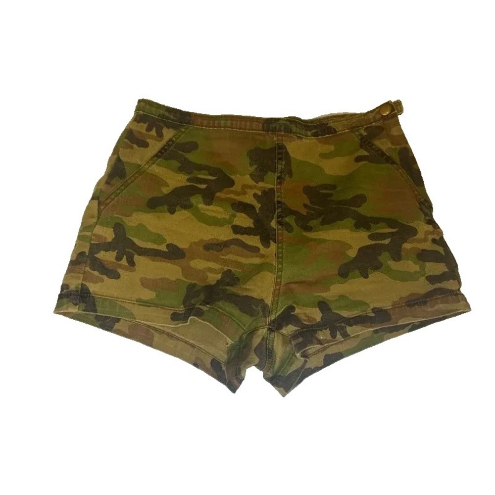 Camo short shorts size 28 Forever 21